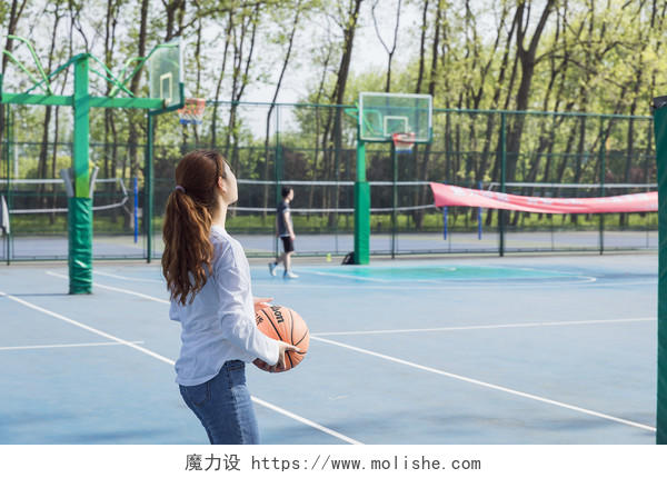 校园运动健身女学生大篮球图片